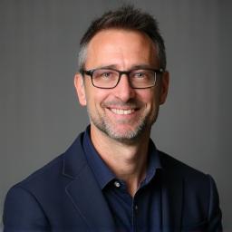 Retrato profesional del Profesor David Thompson sonriendo amablemente