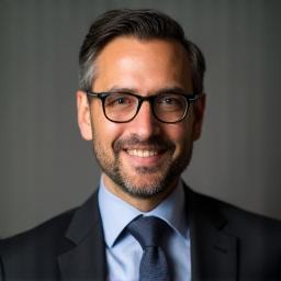 Retrato profesional del Profesor Javier Soto con gafas